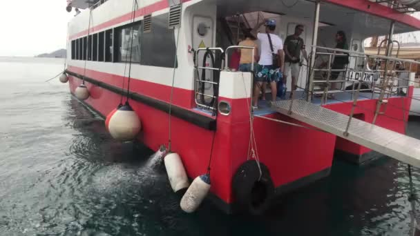 Eilat, Israel - 24 de octubre de 2019: turistas en un barco de recreo — Vídeo de stock