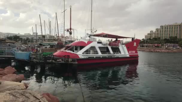 Eilat, Israel-tourist boats in harbour — 图库视频影像