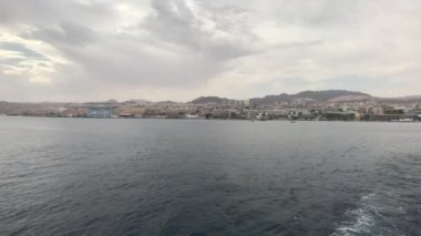 Eilat, İsrail - Yağmur 19 'dan önce bir turist gemisiyle denizde yürüyün