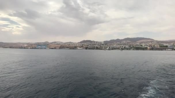 Eilat, Israël - Wandel over de zee op een toeristisch schip voor het regendeel 19 — Stockvideo