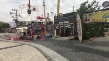 Eilat, İsrail - 24 Ekim 2019: turistler turizm kenti 7. Bölümde geziyorlar