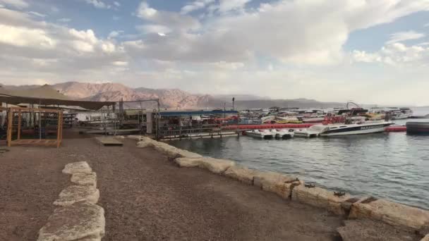 Eilat, İsrail - Turist yatları ve gemilerinin limanı Bölüm 7 — Stok video