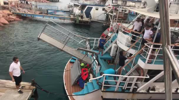 Ейлат, Ізраїль - 24 жовтня 2019: туристи на приємному човні частина 4 — стокове відео