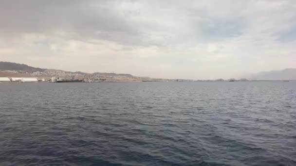 Eilat, Israel - Caminar sobre el mar en un barco turístico antes de la lluvia parte 6 — Vídeos de Stock