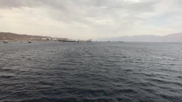 Eilat, İsrail - Dağlara bakan denizde yürü 6. Bölüm — Stok video