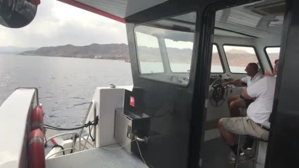 Eilat, Izrael - 2019. október 24.: A kapitány a kabinban irányítja a hajó 2. részét — Stock videók