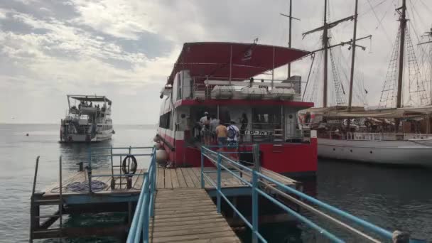 Eilat, Israël - 24 oktober 2019: toeristen op een plezierboot deel 13 — Stockvideo