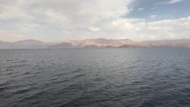 Eilat, Israel - Caminar sobre el mar con vistas a las montañas parte 5 — Vídeos de Stock