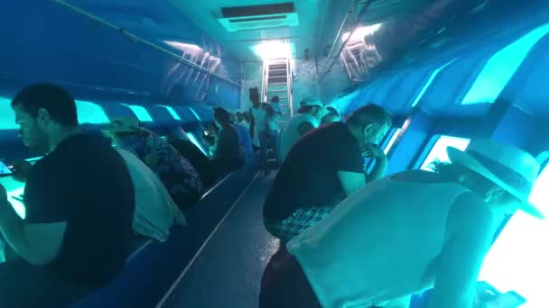Eilat, Izrael - 24 października 2019: turyści na łodzi rekreacyjnej część 12 — Wideo stockowe