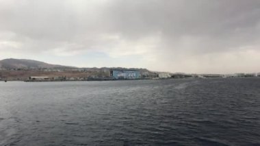 Eilat, İsrail - Dağlara tepeden bakan denizde yürüyün