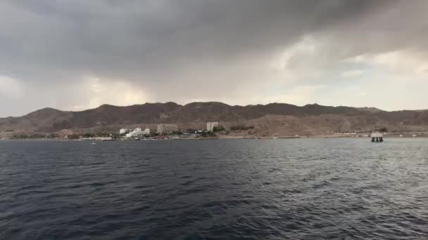 Eilat, Israel - Caminar sobre el mar con vistas a las montañas parte 3 — Vídeos de Stock