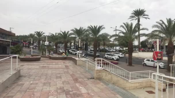 Eilat, Izrael - 2019. október 24.: turisták sétálnak a város utcáin 5. rész — Stock videók