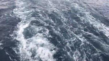 Eilat, İsrail - Yağmur 16. bölümden önce bir turist gemisiyle denizde yürüyün