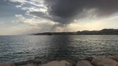 Eilat, İsrail - yağmurdan önce deniz yürüyüşü