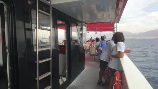 Eilat, israel - 24. Oktober 2019: Touristen auf einem Ausflugsboot Teil 11 — Stockvideo