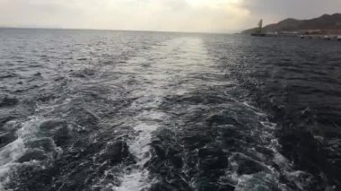 Eilat, İsrail - Dağlara tepeden bakan denizde yürü