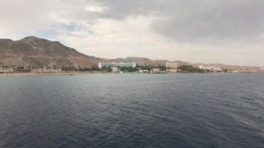 Eilat, İsrail - Yağmur 11. bölümden önce bir turist gemisiyle denizde yürüyün