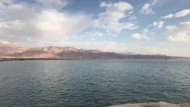 Eilat, İsrail - Akşamüstü deniz ve dağ manzarası — Stok video