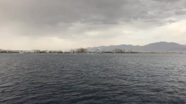 Eilat, İsrail - Dağlara tepeden bakan denizde yürü — Stok video
