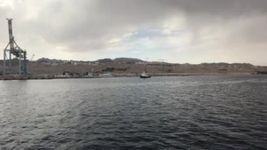 Eilat, İsrail - Dağlara tepeden bakan denizde yürüyün