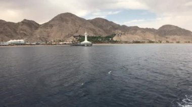 Eilat, İsrail - Dağlara bakan denizde yürü