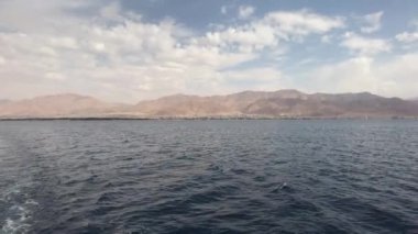 Eilat, İsrail - 15. Yağmur başlamadan önce bir turist gemisiyle denizde yürüyün