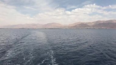 Eilat, İsrail - Yağmurdan önce bir turist gemisiyle denizde yürüyün