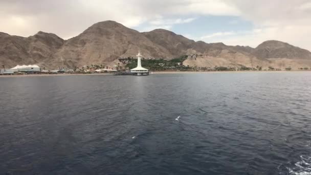 Eilat, Israel - Mergeţi pe mare cu vedere la munţi — Videoclip de stoc