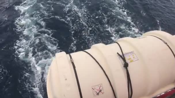 Eilat, Israel - balsa de emergencia en el barco — Vídeo de stock