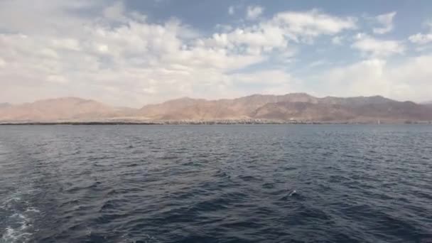 Eilat, İsrail - 15. Yağmur başlamadan önce bir turist gemisiyle denizde yürüyün — Stok video