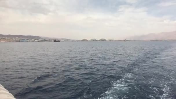Eilat, İsrail - 2. Bölümde yağmur başlamadan önce bir turist gemisiyle denizde yürüyün — Stok video