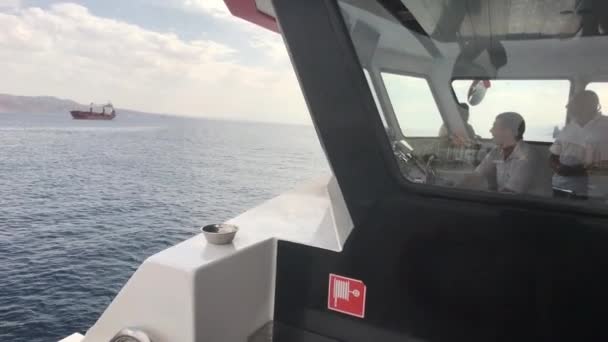 Eilat, Israel - 24 Οκτωβρίου 2019: Βοηθός καπετάνιος ελέγχει το πλοίο — Αρχείο Βίντεο