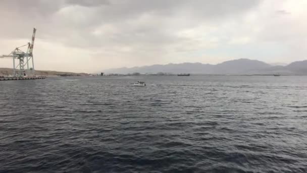 Eilat, Israel - Berjalan di laut yang menghadap ke pegunungan bagian 13 — Stok Video