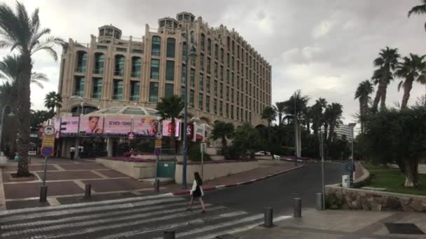 Eilat, Israel - October 24, 2019: tourists stroll along the shops part 3 — Stock Video