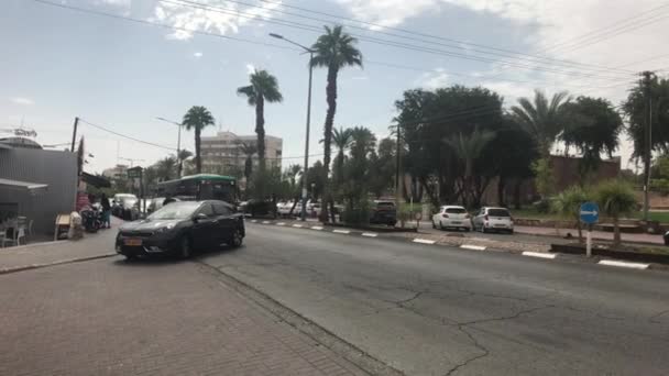 Eilat, Israël - 24 oktober 2019: toeristen lopen door de straten van de stad deel 2 — Stockvideo