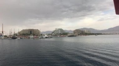Eilat, İsrail - Dağlara tepeden bakan denizde yürü