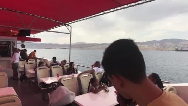 Eilat, Israel - 24 de outubro de 2019: turistas em um barco de recreio parte 8 — Vídeo de Stock