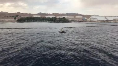 Eilat, İsrail - Dağlara tepeden bakan denizde yürü