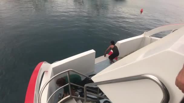 Eilat, Israel - 24. Oktober 2019: Matrosen legen an — Stockvideo