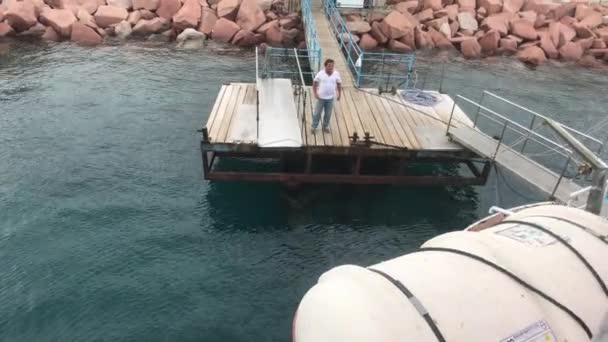 Eilat, Izrael - 24. října 2019: Turisté se s lodí setkají po procházce — Stock video