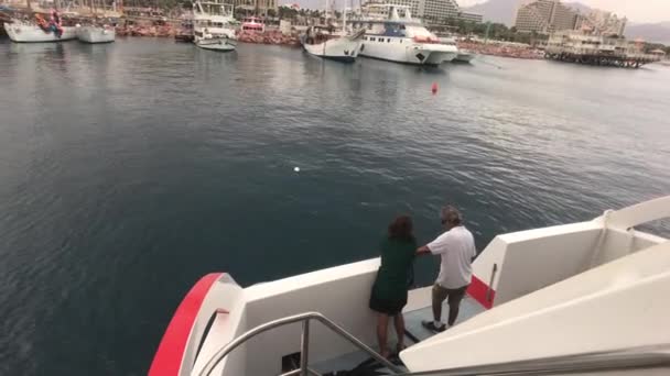Eilat, Israel - October 24, 2019: sailors give moorings part 2 — Stock Video