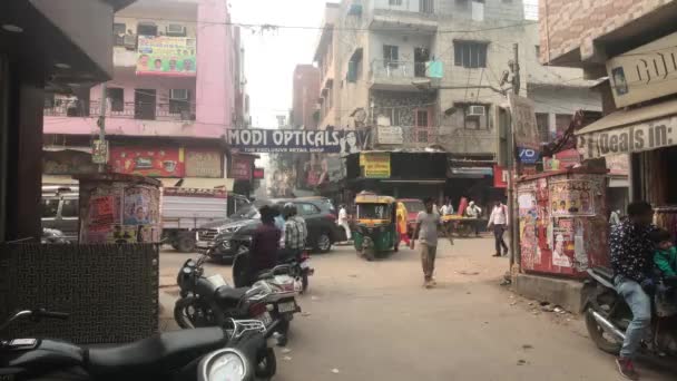 Új-Delhi, India, 2019. november 11., forgalommal és turistákkal teli utca — Stock videók