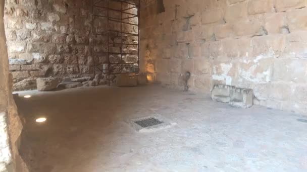 Ajloun, Jordánsko - kamenné místnosti s osvětlením na starém hradě část 18 — Stock video