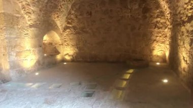 Ajloun, Ürdün - eski şatonun 16. bölümünde aydınlık taştan odalar
