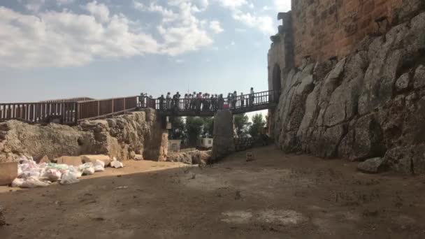 Ajloun, jordan - Touristen sehen die Sehenswürdigkeiten der alten Festung Teil 3 — Stockvideo