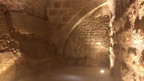Ajloun, Jordania - salas de piedra con iluminación en el antiguo castillo — Vídeo de stock