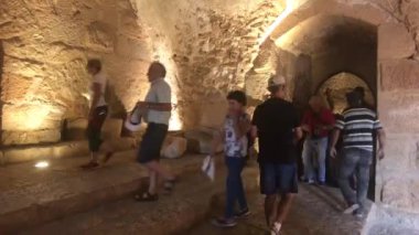 Ajloun, Ürdün - turistler eski şatonun 2. bölümünde yürüyorlar.