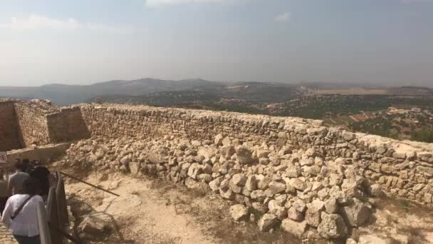 Ajloun, Jordania - turyści spacerują po terenie starego zamku część 6 — Wideo stockowe