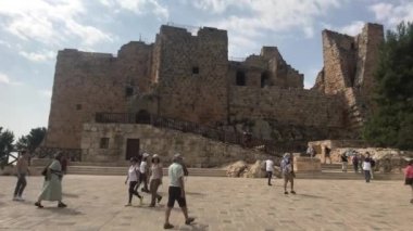 Ajloun, Ürdün - turistler eski şatonun bahçesinde yürüyorlar