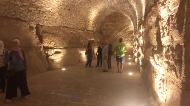 Ajloun, Giordania - i turisti camminano attraverso i giardini del vecchio castello parte 4 — Video Stock